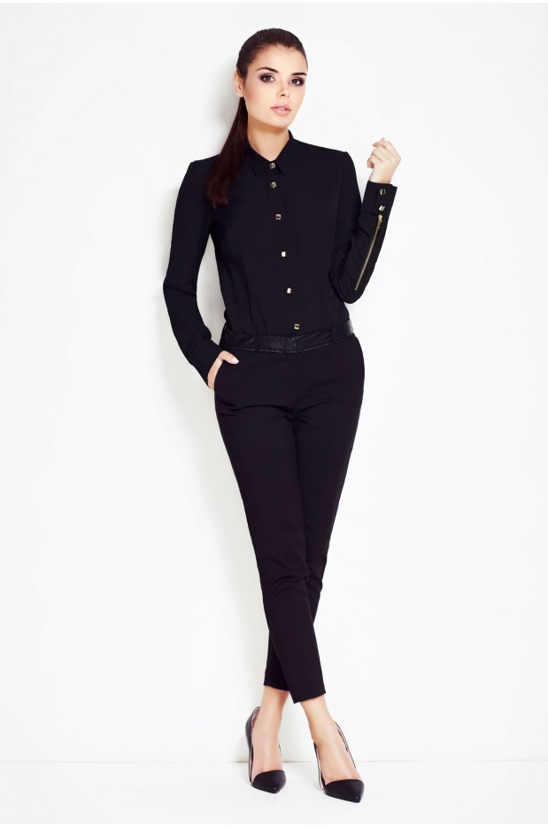 Elegancka Koszula w Intensywnym Kolorze Czarnym – Klasyka z Charakterem - prawo