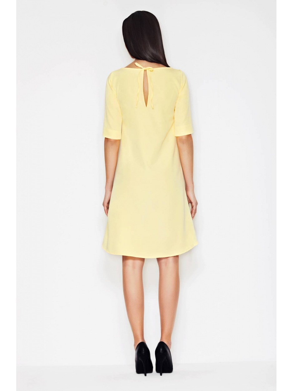 Asymetryczna sukienka trapezowa z krótkimi rękawami, żółty - przód