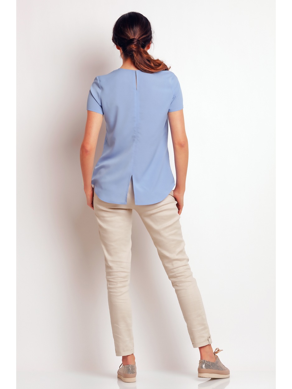 Luźna bluzka z krótkimi rękawami i łezką przy dekolcie, jasnoniebieski - detal