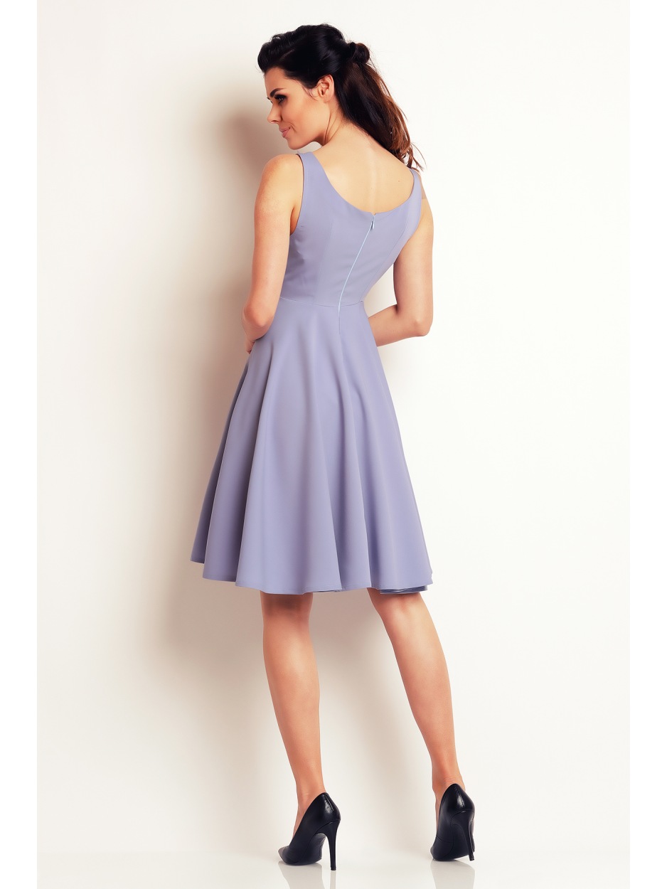 Elegancka sukienka rozkloszowana na ramiączkach, jasnoniebieska - bok