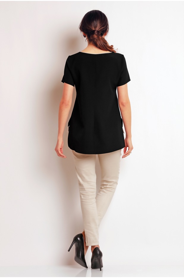 Elegancka, luźna bluzka z krótkimi rękawami i półokrągłym dekoltem, czarna - detal