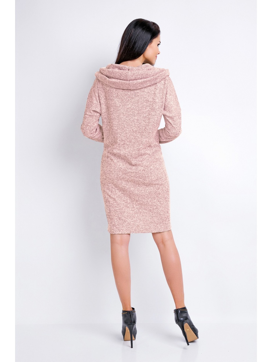 Luźna, wygodna sukienka sweterkowa z obszernym kapturem, różowa - przód