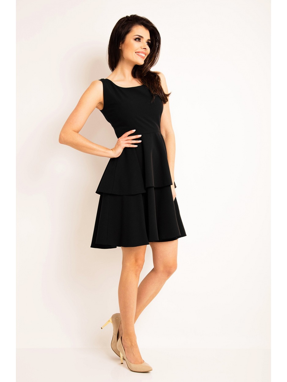 Elegancka sukienka rozkloszowana mini z falbanami, czarna - przód
