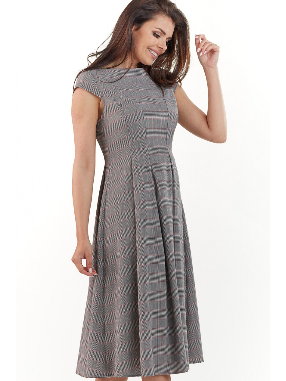 Elegancka sukienka rozkloszowana midi z krótkimi rękawami, szara w kratę - detal