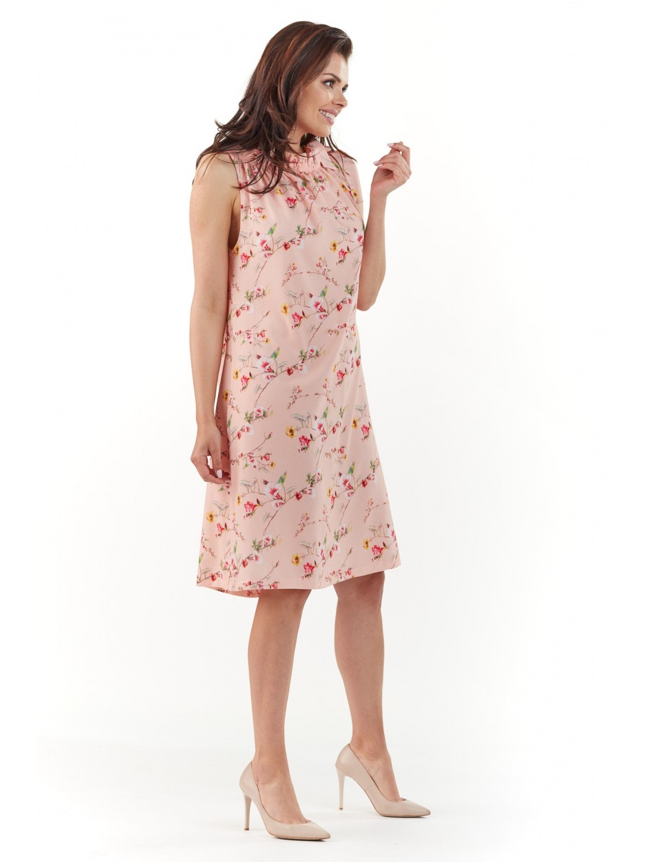 Letnia, zwiewna sukienka trapezowa midi z wiązaniem na ramieniu, różowa w kwiaty - przód