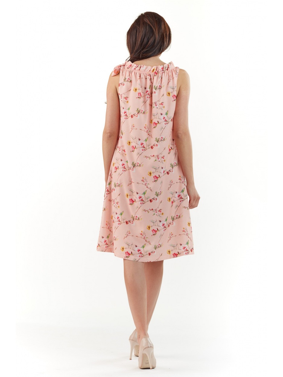 Letnia, zwiewna sukienka trapezowa midi z wiązaniem na ramieniu, różowa w kwiaty - bok