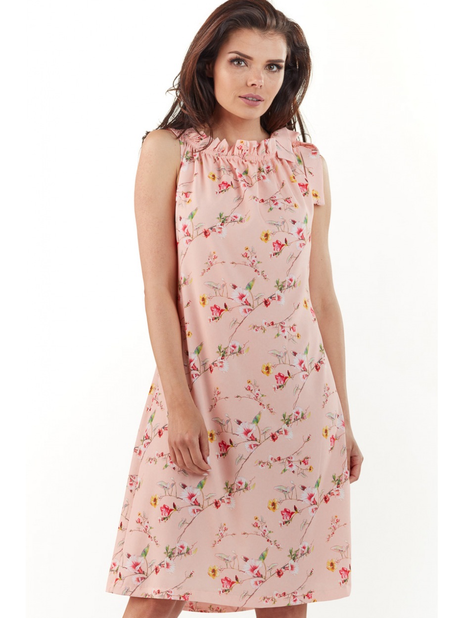 Letnia, zwiewna sukienka trapezowa midi z wiązaniem na ramieniu, różowa w kwiaty - lewo