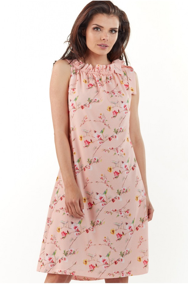 Letnia, zwiewna sukienka trapezowa midi z wiązaniem na ramieniu, różowa w kwiaty - lewo