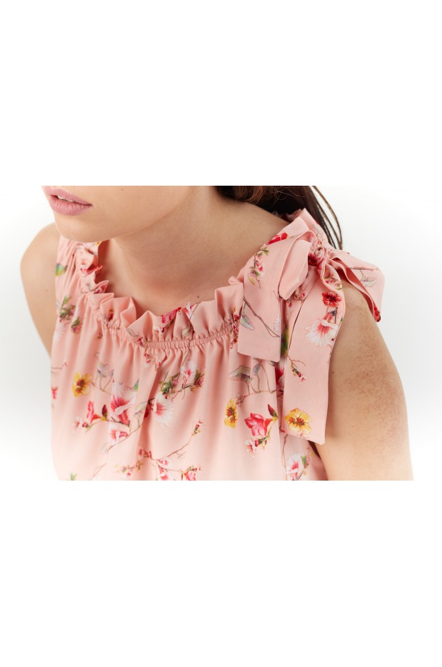 Letnia, zwiewna sukienka trapezowa midi z wiązaniem na ramieniu, różowa w kwiaty - tył