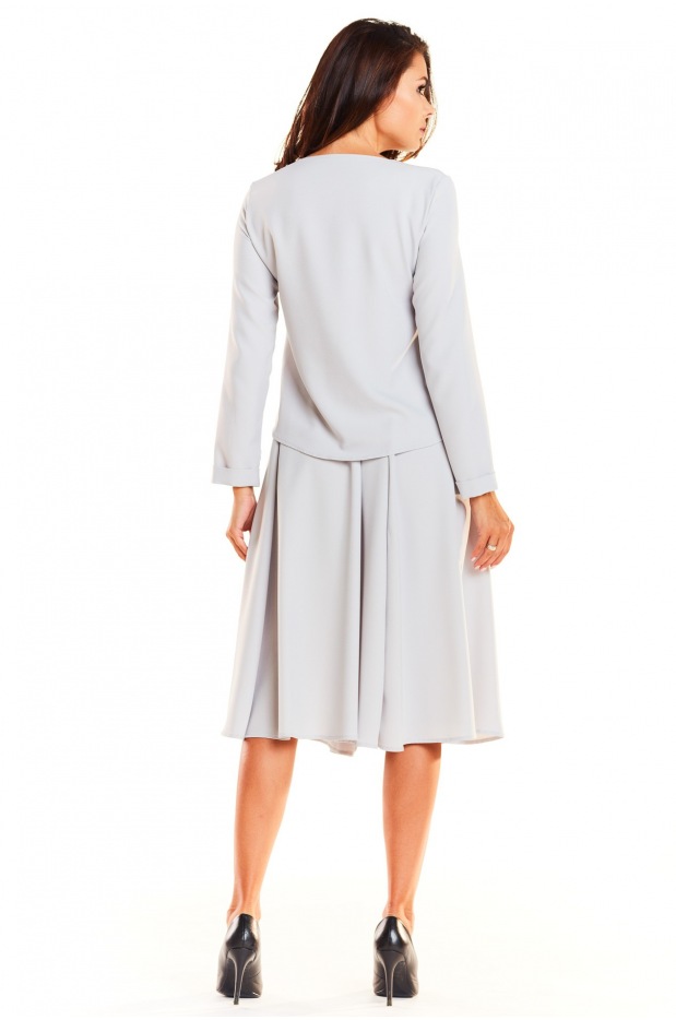 Elegancki komplet: luźna bluzka z długimi rękawami i rozkloszowana spódnica midi, szary - bok