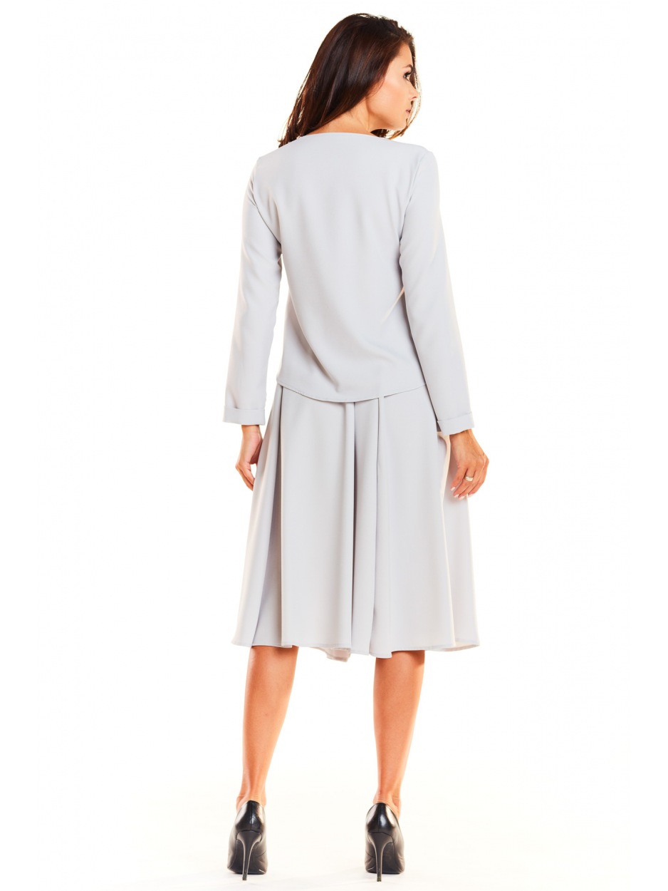 Elegancki komplet: luźna bluzka z długimi rękawami i rozkloszowana spódnica midi, szary - przód