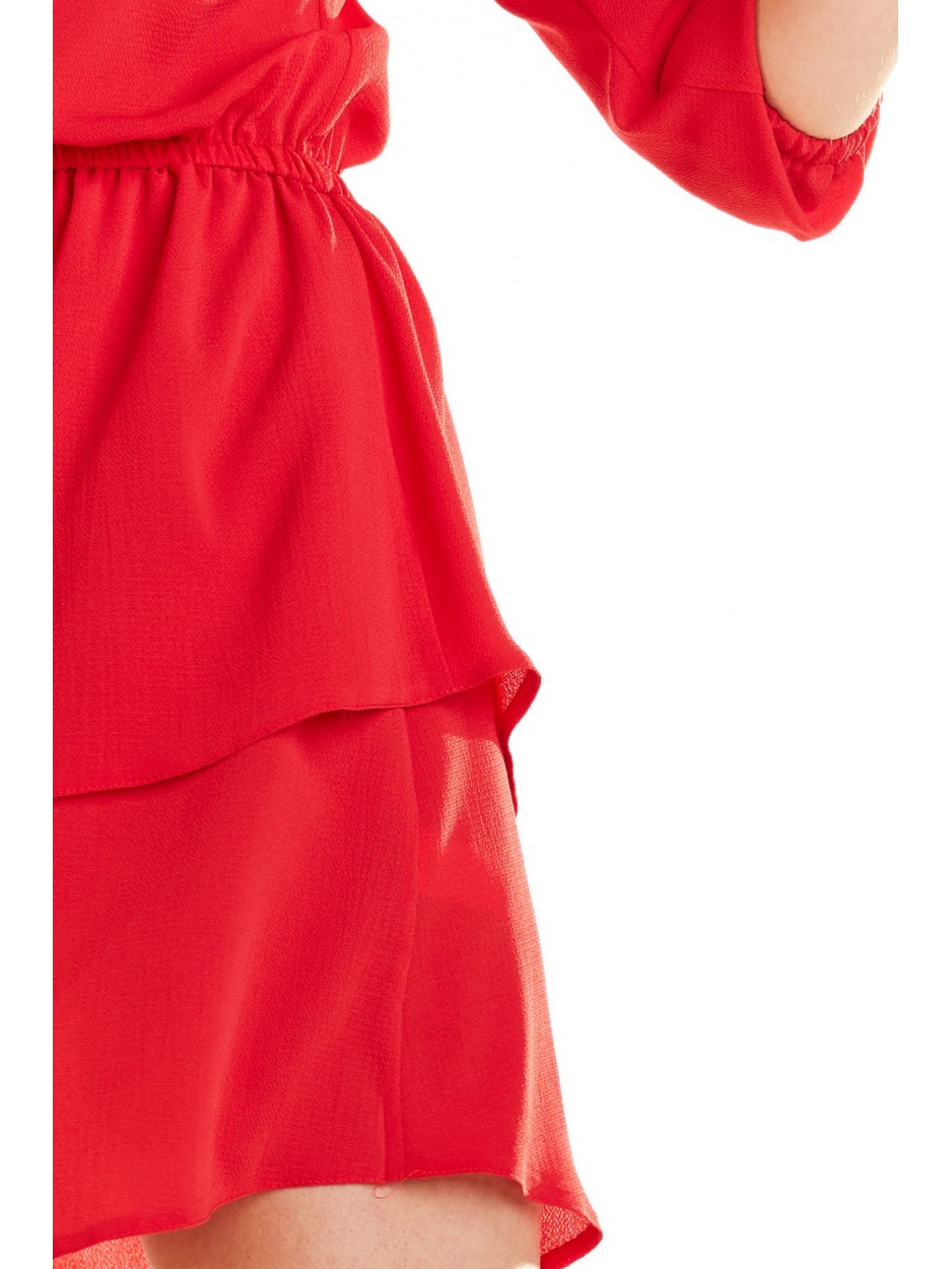 Rozkloszowana sukienka mini z falbanami i rękawami ¾, czerwona - lewo