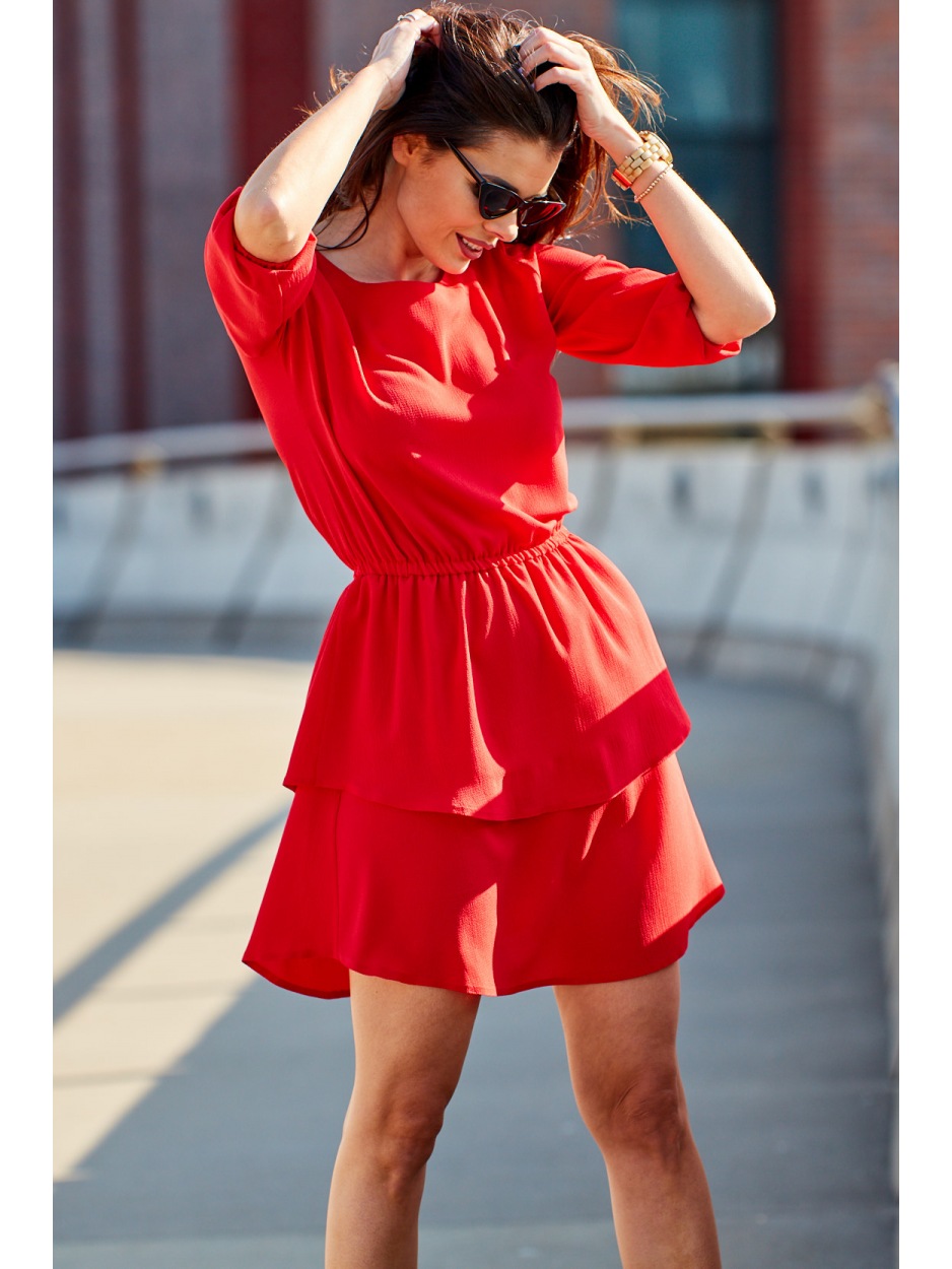 Rozkloszowana sukienka mini z falbanami i rękawami ¾, czerwona - prawo