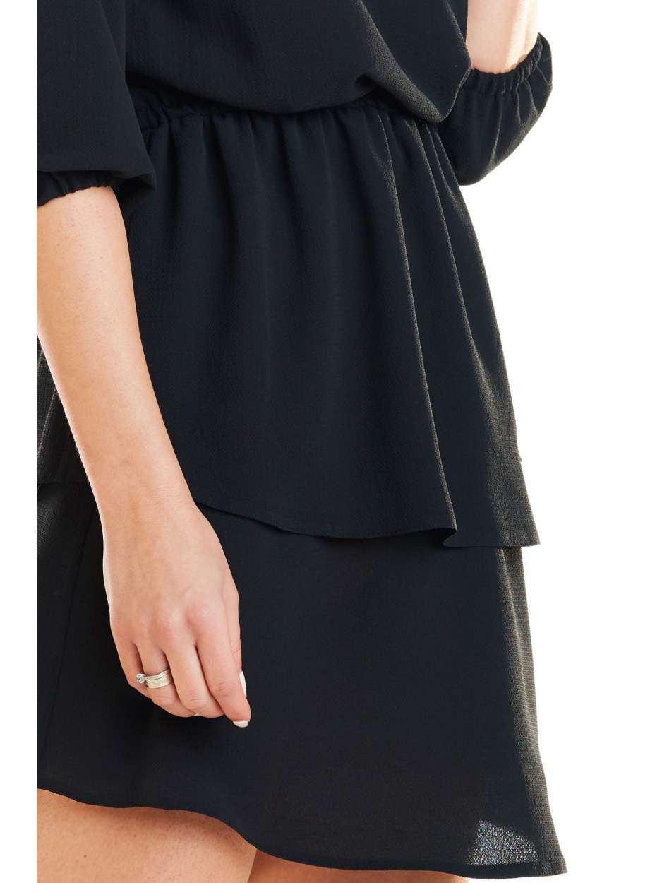 Rozkloszowana sukienka mini z falbanami i rękawami ¾, czarna - lewo