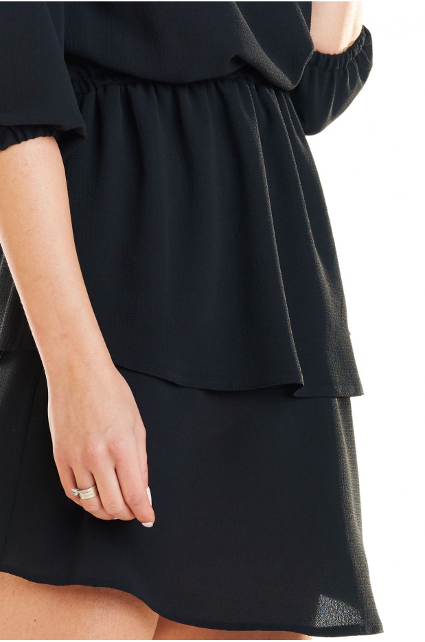 Rozkloszowana sukienka mini z falbanami i rękawami ¾, czarna - przód