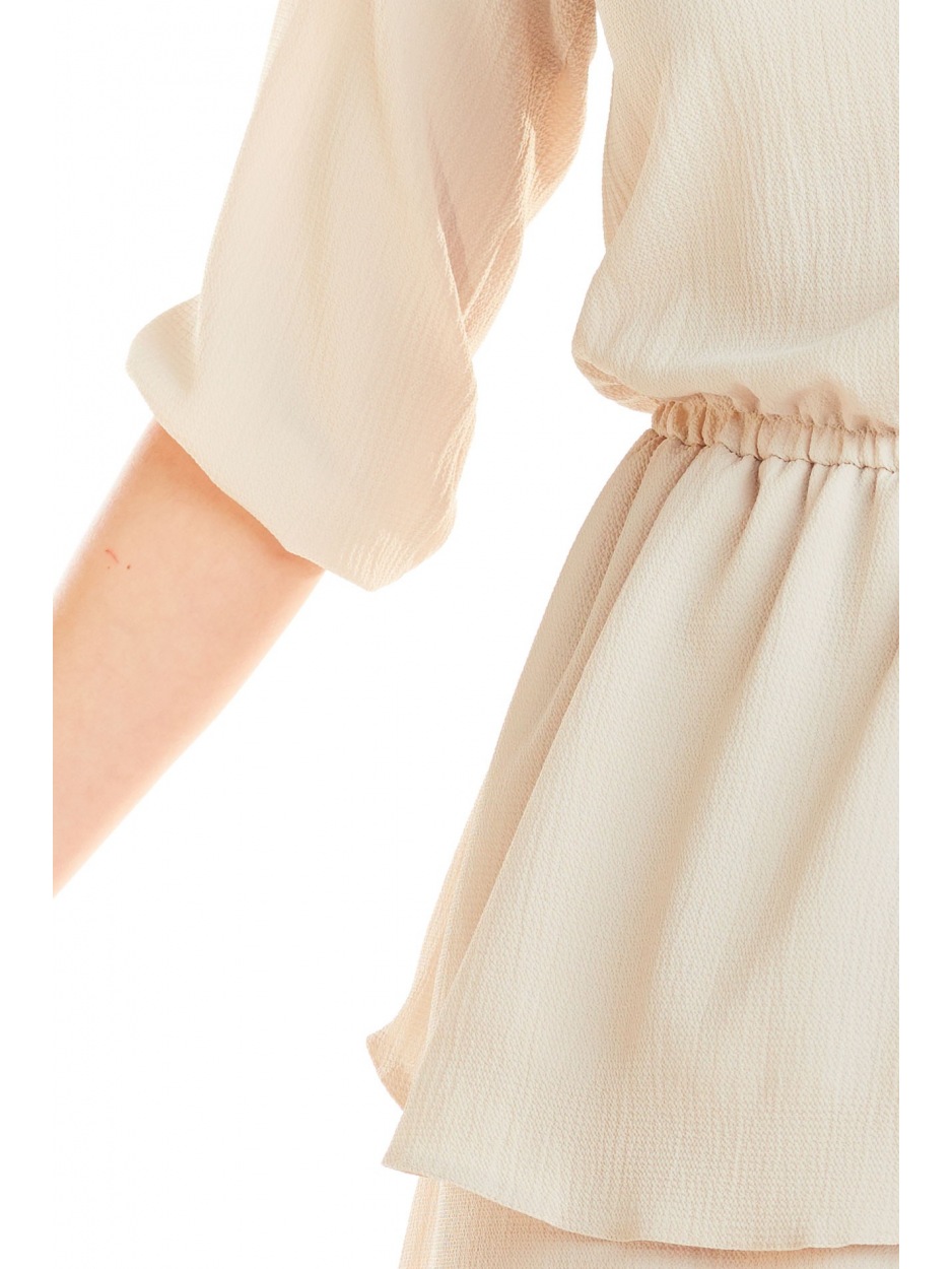 Rozkloszowana sukienka mini z falbanami i rękawami ¾, beżowa - lewo
