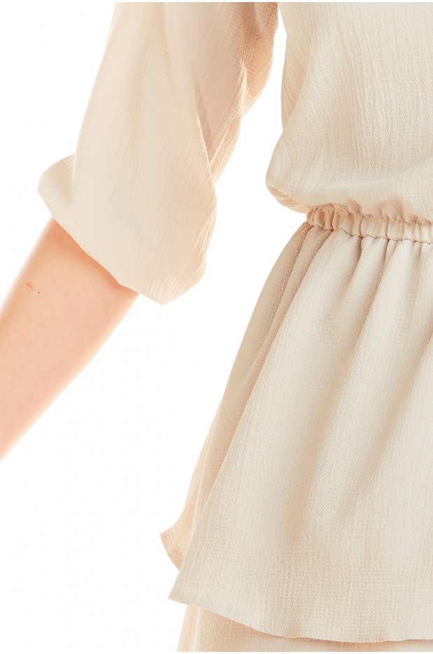 Rozkloszowana sukienka mini z falbanami i rękawami ¾, beżowa - lewo