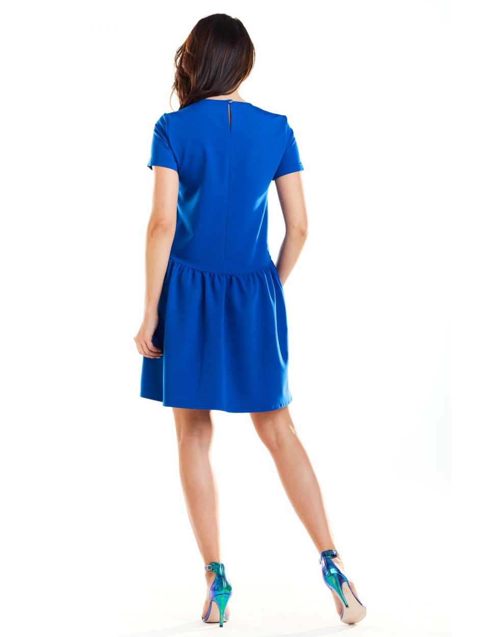 Rozkloszowana sukienka trapezowa z krótkimi rękawami, niebieska - lewo