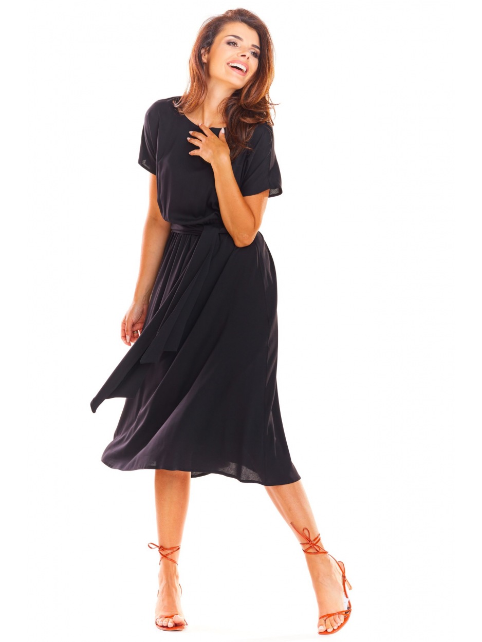 Czarna Midi Sukienka - Elegancja z Krótkim Kimonowym Rękawem - tył