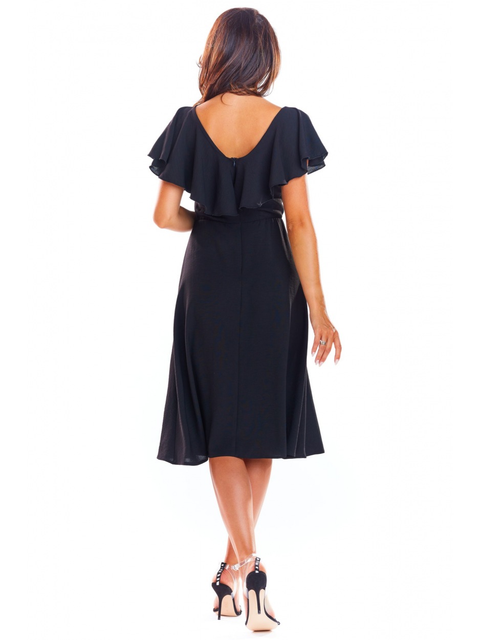 Elegancka, rozkloszowana sukienka midi z zakrytymi ramionami i dekoltem V, czarna - przód