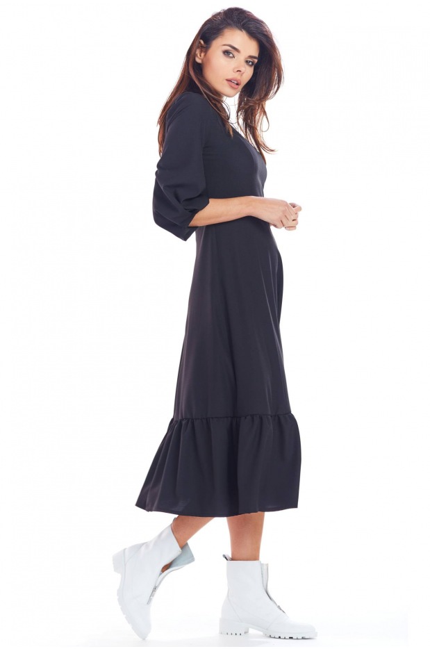 Rozkloszowana sukienka midi z falbaną i rękawami ¾, czarna - bok