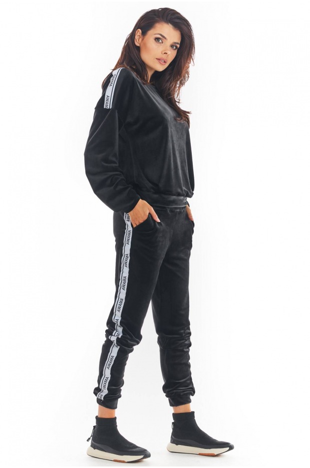 Mroczna Elegancja – Czarne Welurowe Spodnie z Lampasem Z Logo - tył