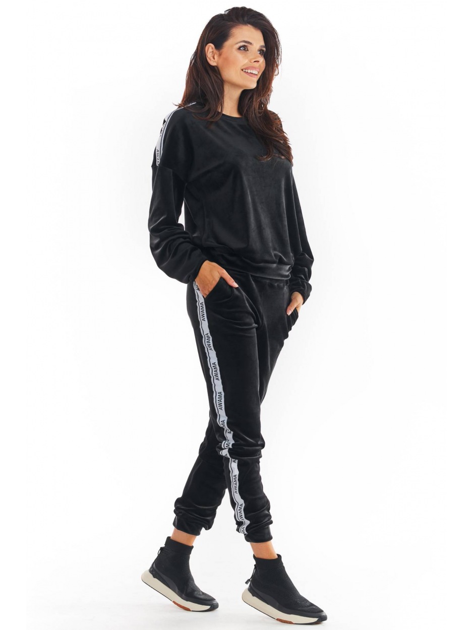 Mroczna Elegancja – Czarne Welurowe Spodnie z Lampasem Z Logo - bok