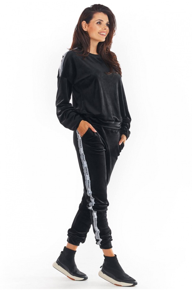 Mroczna Elegancja – Czarne Welurowe Spodnie z Lampasem Z Logo - bok