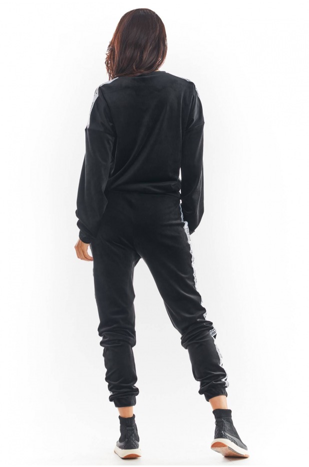 Mroczna Elegancja – Czarne Welurowe Spodnie z Lampasem Z Logo - lewo