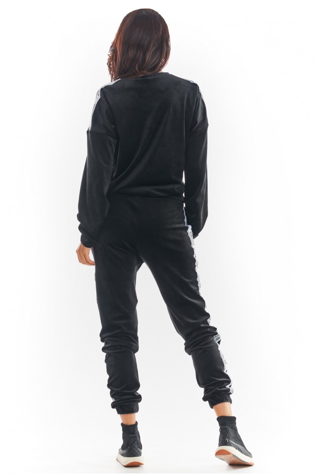 Mroczna Elegancja – Czarne Welurowe Spodnie z Lampasem Z Logo - tył