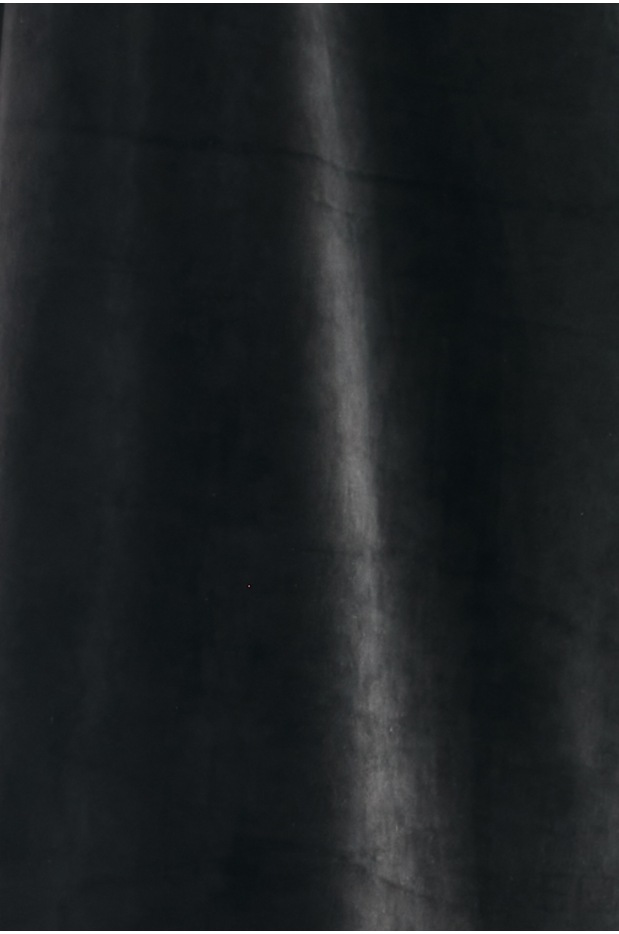 Mroczna Elegancja – Czarne Welurowe Spodnie z Lampasem Z Logo - przód