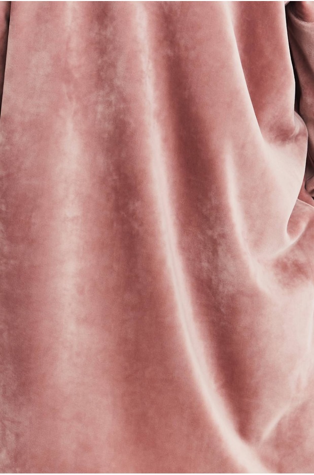 Eteryczna Delikatność – Różowa Bluza Welurowa na Czas Luksusowego Relaksu - dół