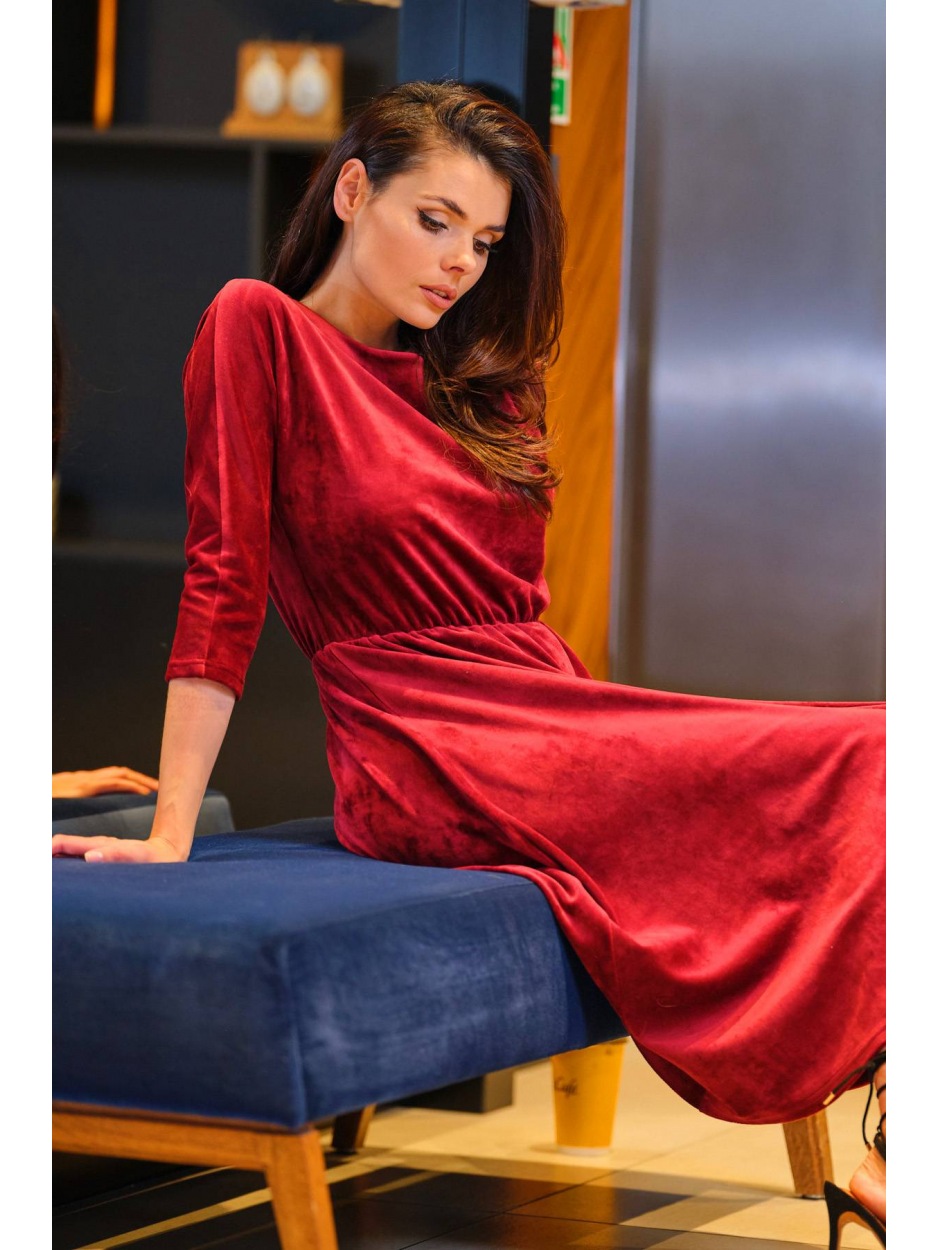 Sukienka Bordowa Pasja – Intensywność Koloru W Eleganckim Stylu - przód