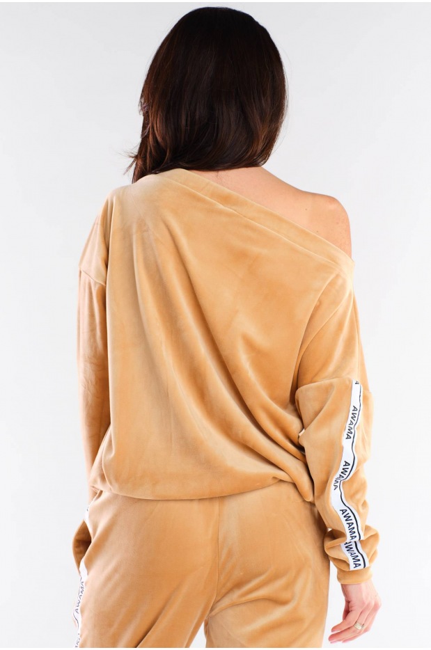 Bluza Beżowa Aksamitka – Elegancja i Komfort w Doskonałej Harmonii - lewo