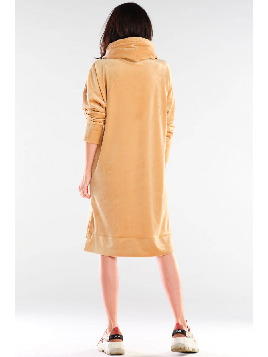 Beżowa Delikatność – Luźna Sukienka Midi z Kapturem i Logo Taśmy - lewo