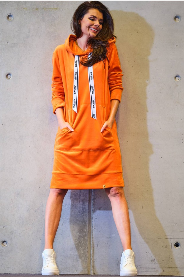 Sukienka Welurowa z Kapturem Pomarańczowa Żywiołowość – Kolorowy Akcent Energii - przód