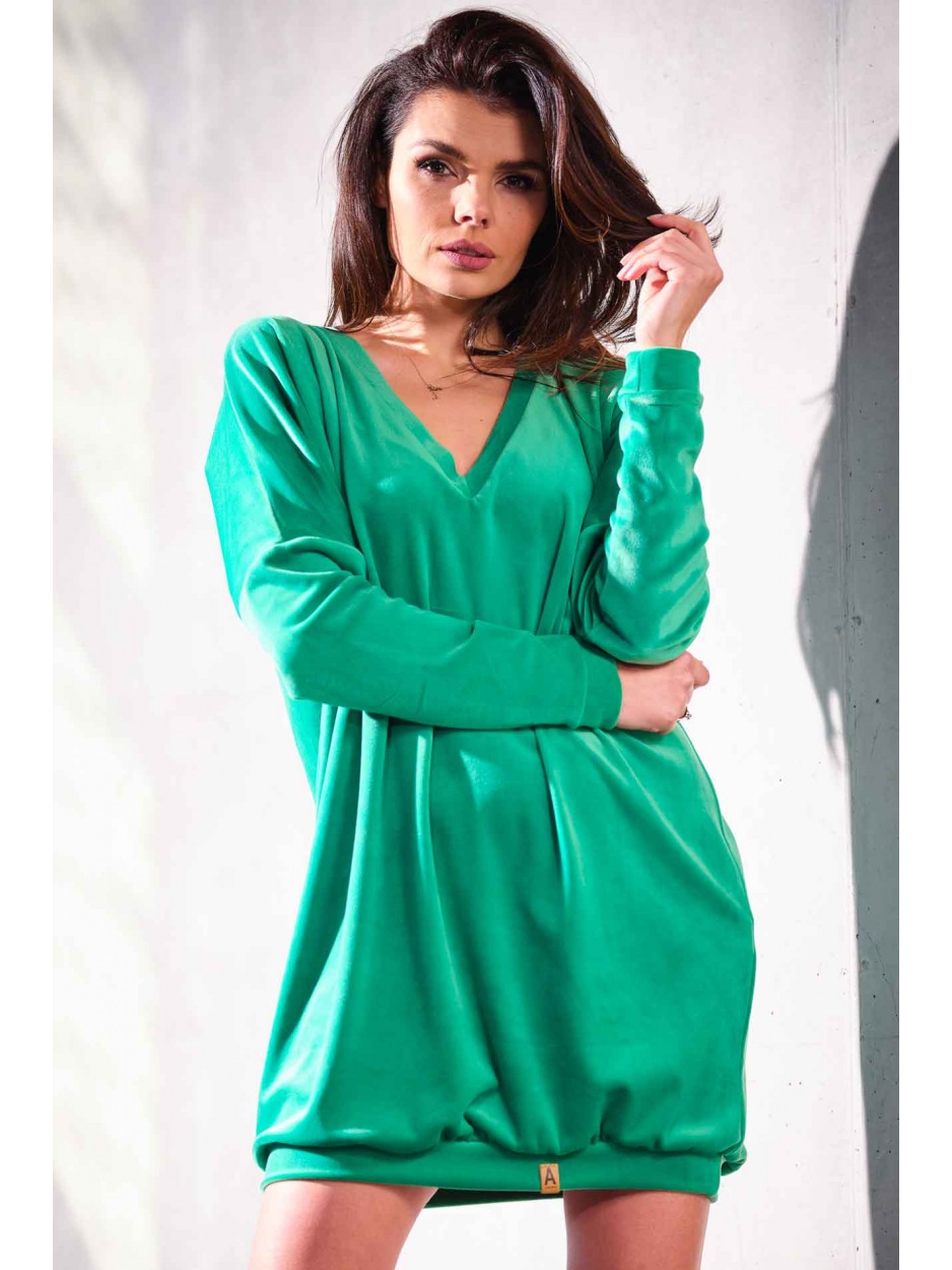 Oversizowa Sukienka Welurowa Zielony Rajs – Wygodny Luksus w Zgodzie z Modą - przód