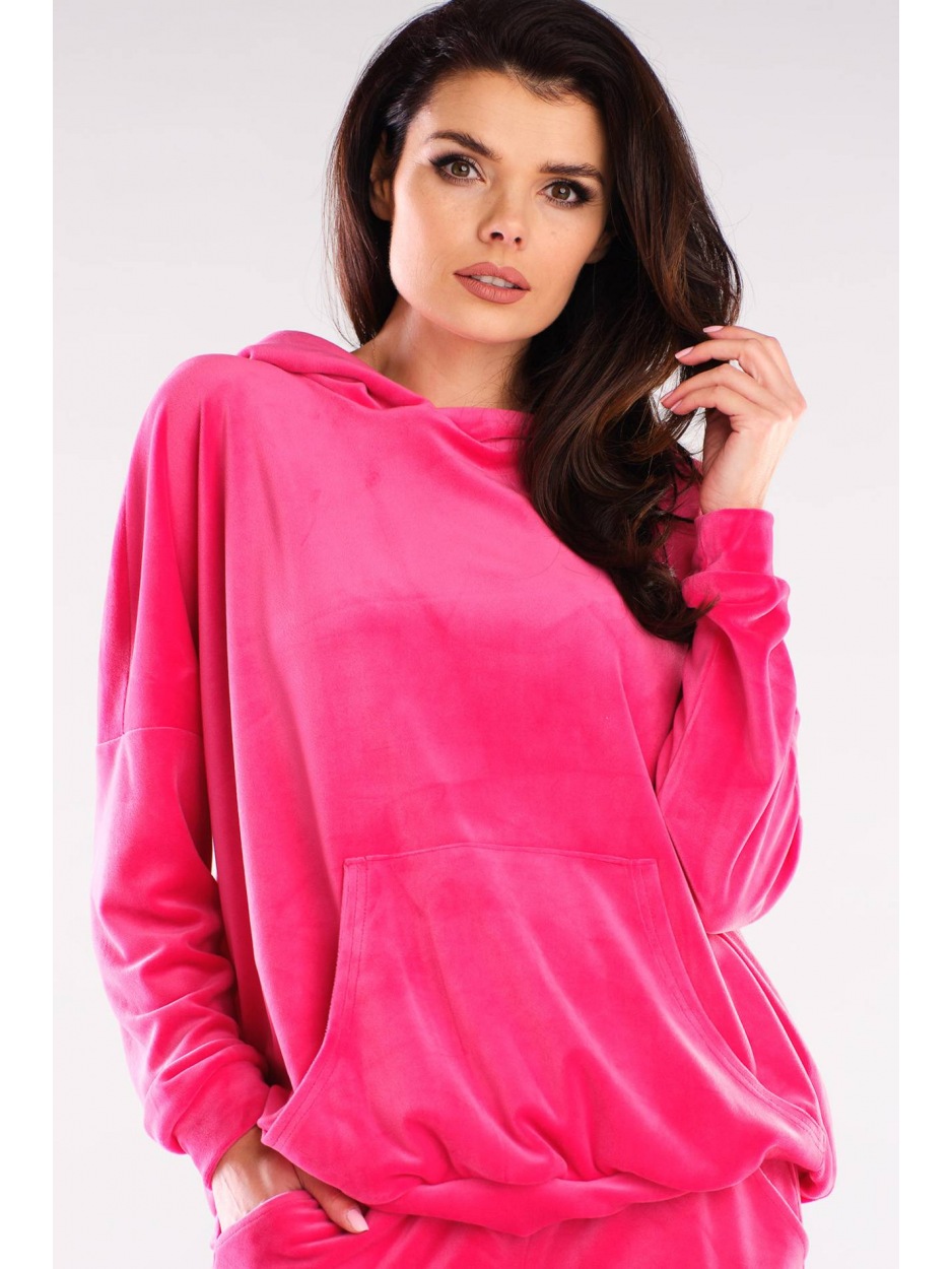 Intensywny Róż - Luźna Bluza z Weluru w Intensywnym Kolorze Różowym z Dużą Kieszenią i Kapturem - lewo