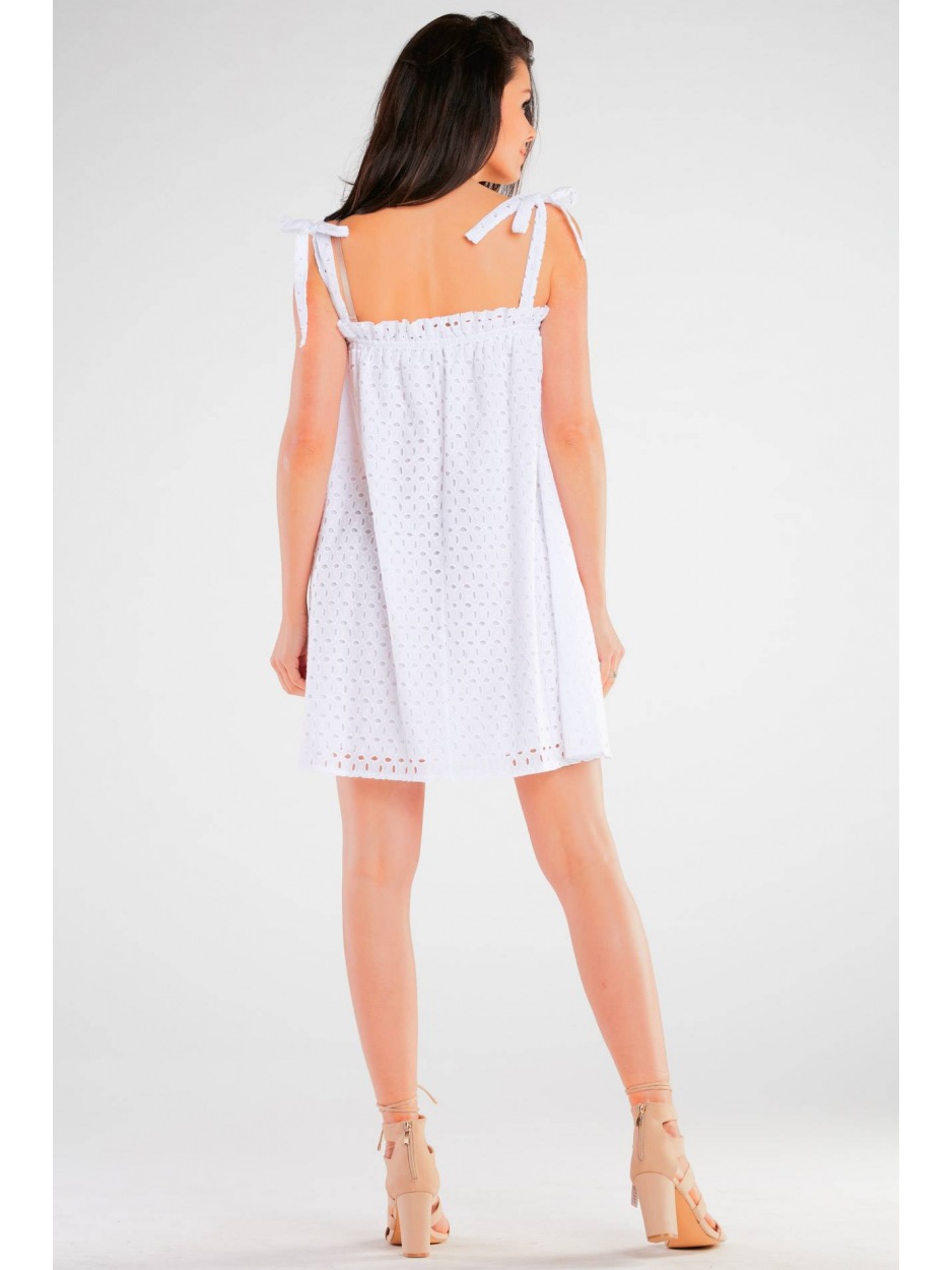 Luźna bawełniana sukienka mini na ramiączkach z ażurowym haftem, biała - lewo