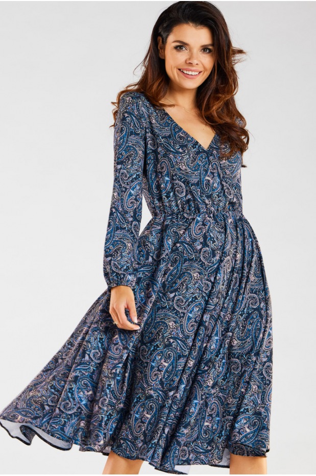Rozkloszowana sukienka midi z kopertowym dekoltem i długimi rękawami, granatowy wzór - tył