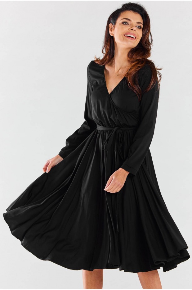 Rozkloszowana sukienka midi z kopertowym dekoltem z wiskozy, czarna - przód