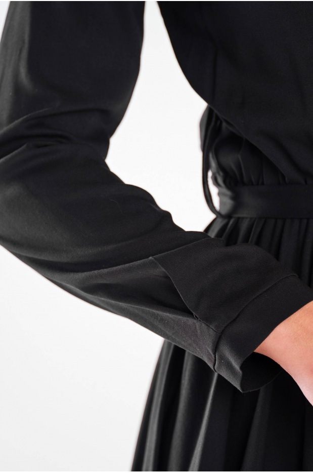 Rozkloszowana sukienka midi z kopertowym dekoltem z wiskozy, czarna - prawo