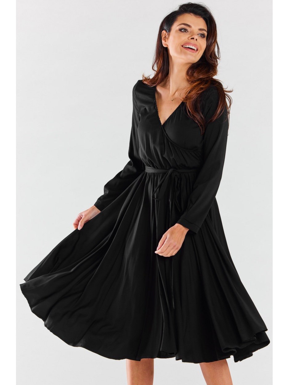 Rozkloszowana sukienka midi z kopertowym dekoltem z wiskozy, czarna - góra