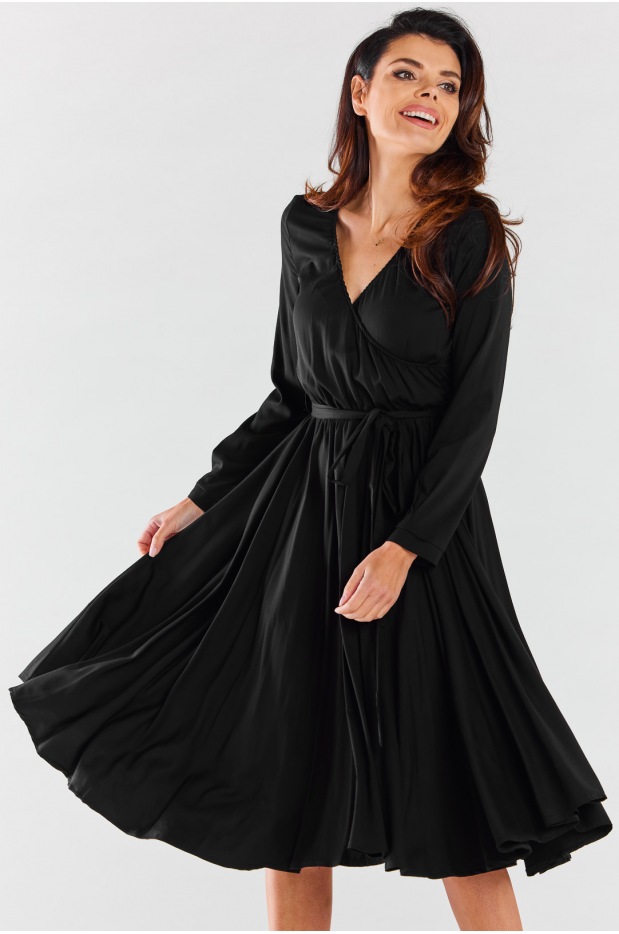 Rozkloszowana sukienka midi z kopertowym dekoltem z wiskozy, czarna - góra