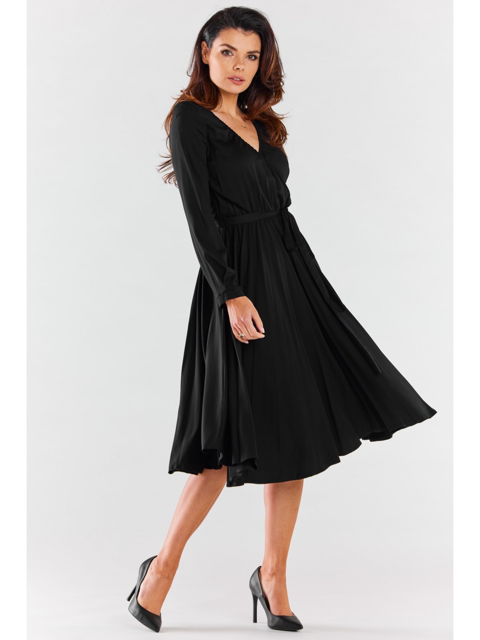 Rozkloszowana sukienka midi z kopertowym dekoltem z wiskozy, czarna - dół