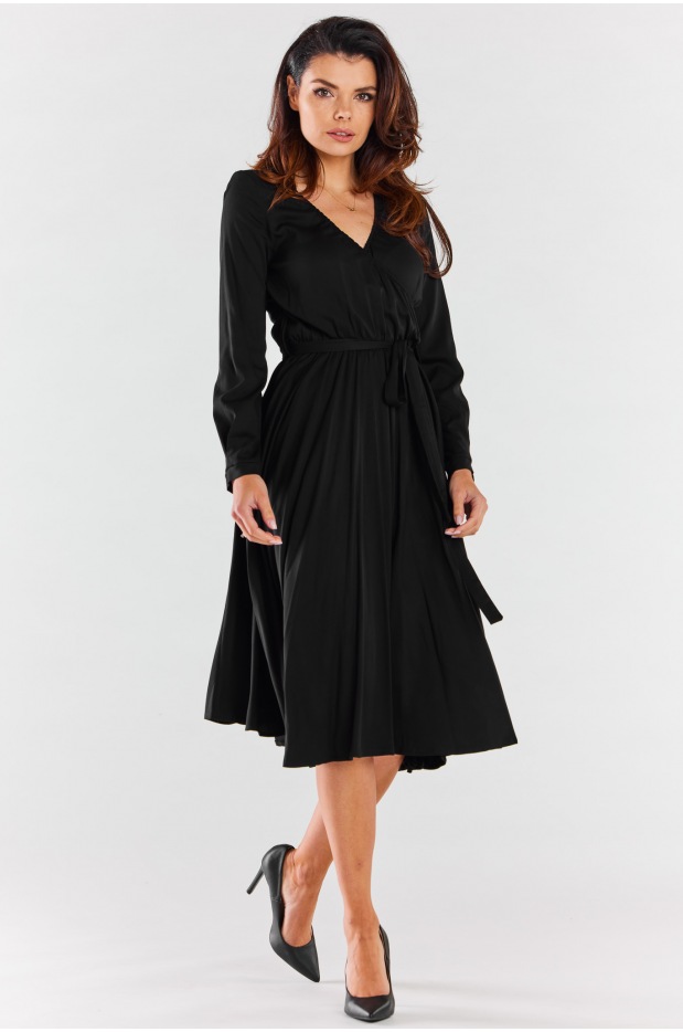 Rozkloszowana sukienka midi z kopertowym dekoltem z wiskozy, czarna - detal