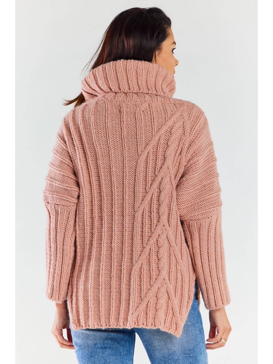 Oversizowy sweter z golfem, różowy - detal