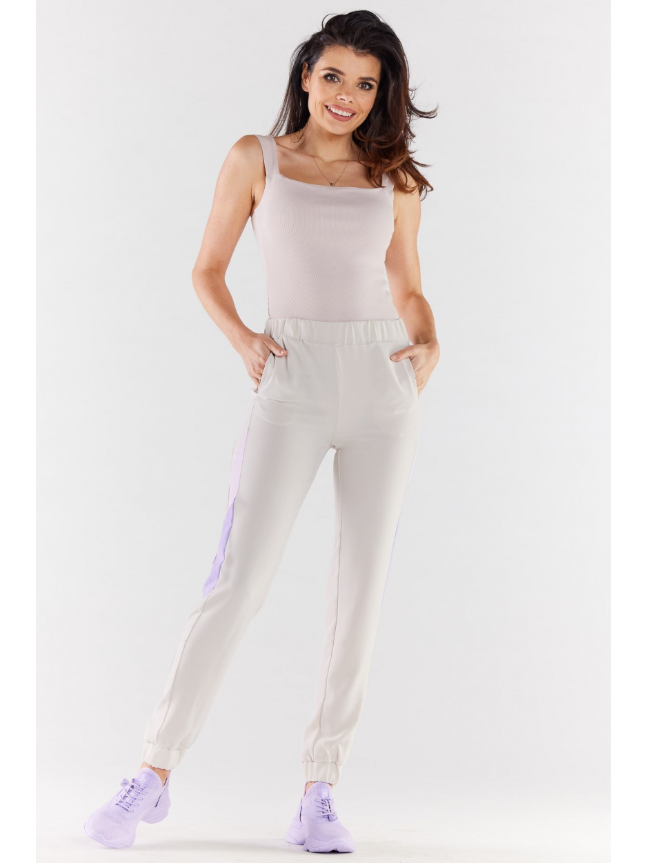 Casualowe spodnie z tkaniny, beżowo-fioletowe - tył