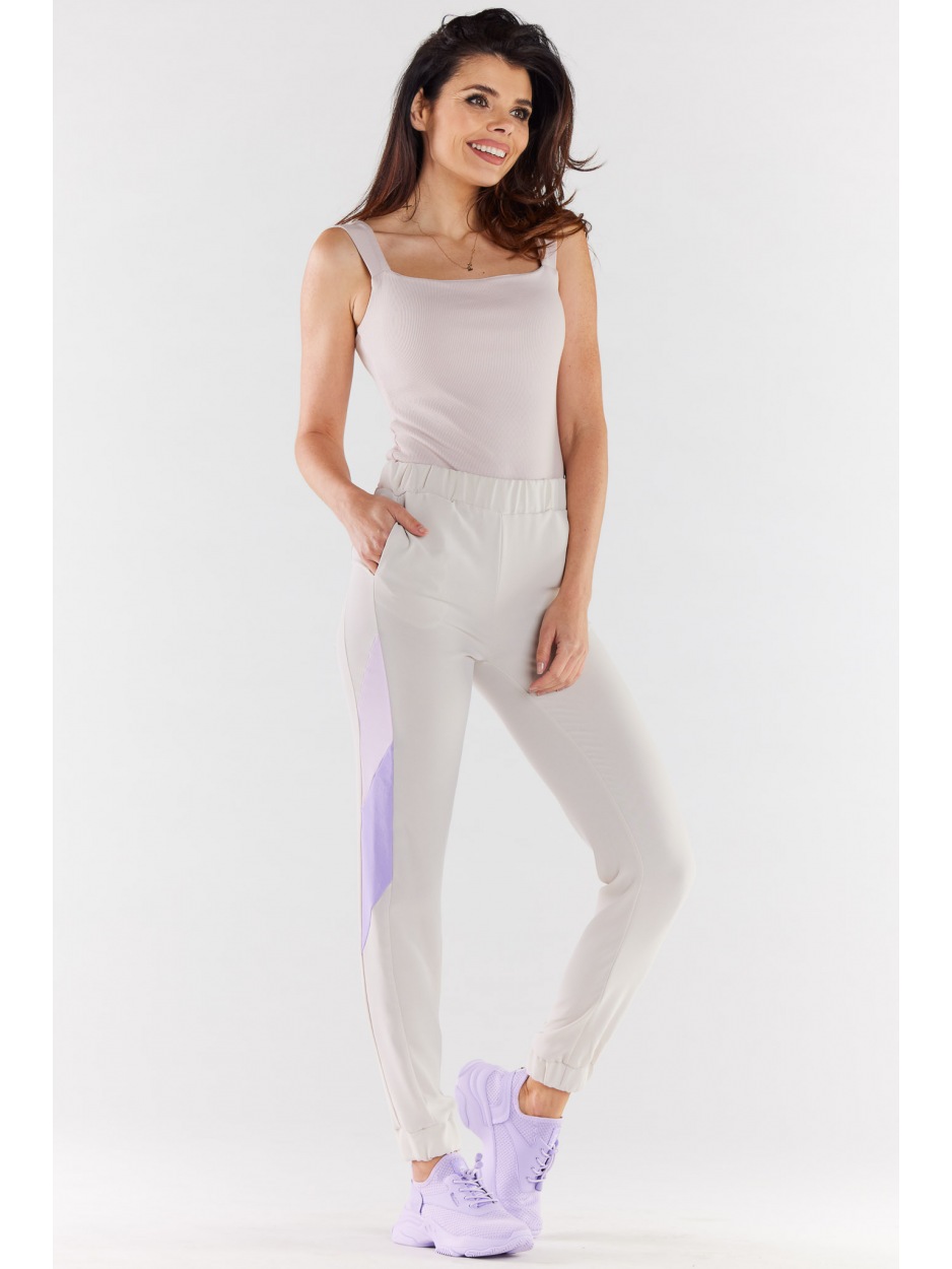 Casualowe spodnie z tkaniny, beżowo-fioletowe - lewo