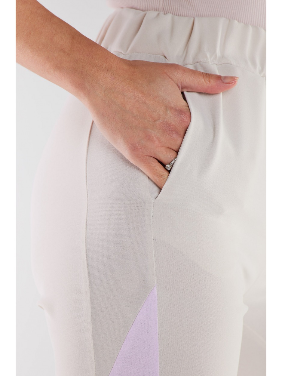 Casualowe spodnie z tkaniny, beżowo-fioletowe - góra